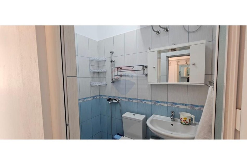 Tirane, jepet me qera apartament 1+1 , 50 m² 400 € (Rruga Ali Demi)