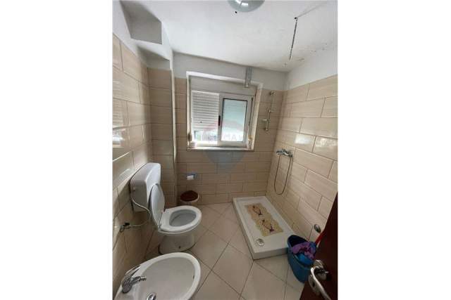 Tirane, jepet me qera apartament 1+1+A Kati 3, 65 m² 40.000 Leke (prane Kafe Flora)