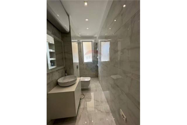 Tirane, shitet apartament 1+1+BLK Kati 8, 84 m² 143.000 Euro (Komuna Parisit)