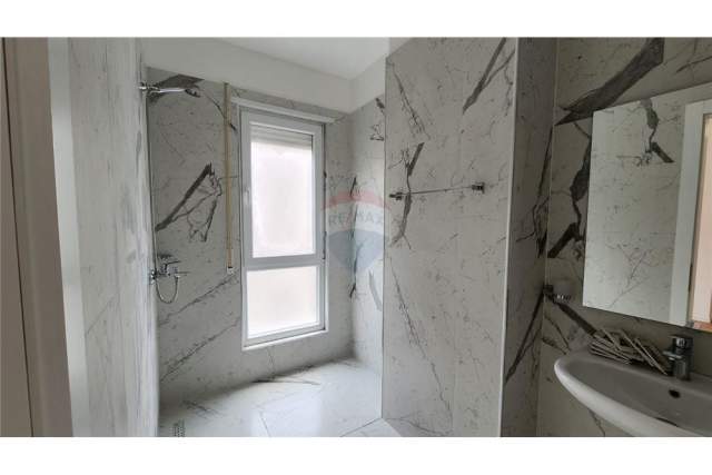 Tirane, jepet me qera zyre Kati 4, 97 m² 450 Euro (Rruga 5 Maji)
