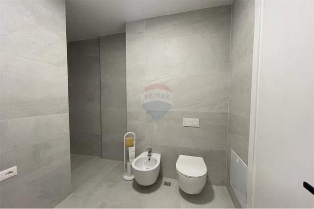 Tirane, jepet me qera apartament duplex 4+1+BLK Kati 1, 160 m² 1.600 Euro (Liqeni i Thatë)