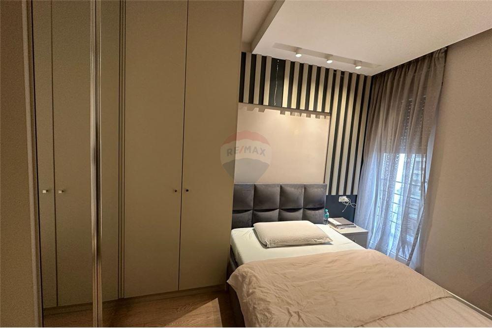 Shitet Apartament 3+1+ Post Parkimi  tek RRuga Elbasanit
