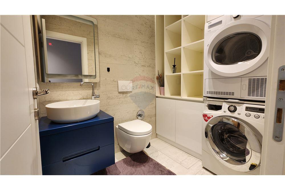 Jepet me Qera apartament luksoz 2+1+2 poste parkimi tek RRuga Barrikadave-Qender