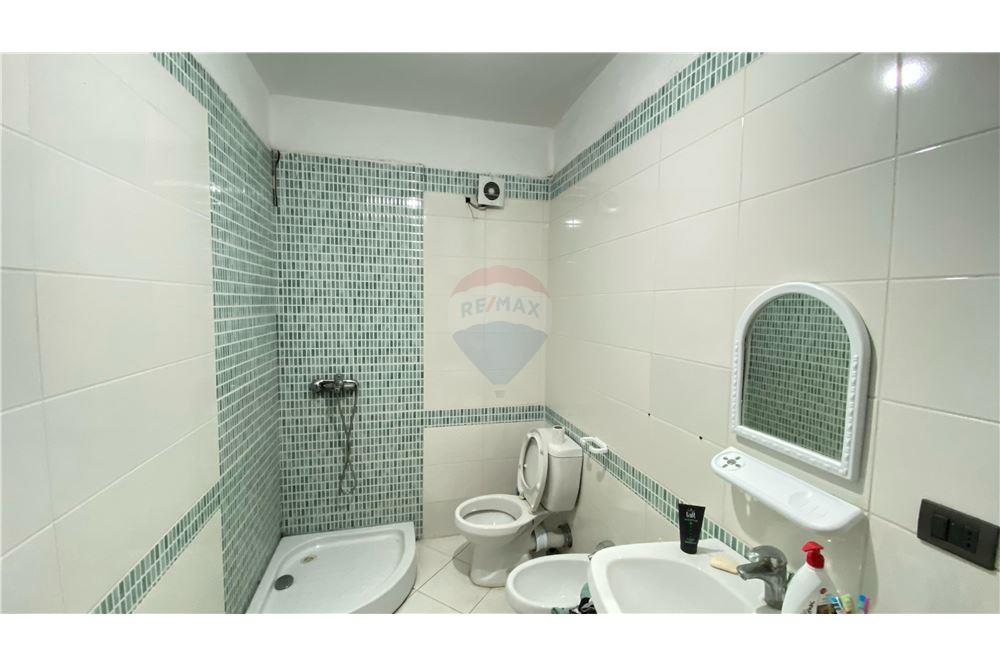 Shitet Apartament 2+1 tek Xhamlliku