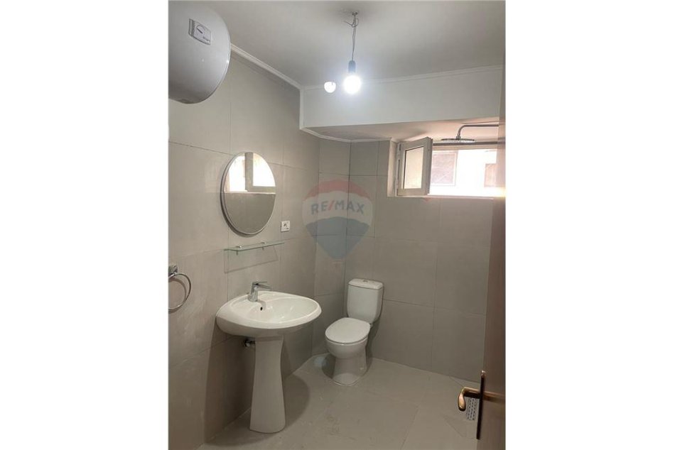 Tirane, jepet me qera ambjent biznesi Kati 3, 60 m² 600 € (Rruga Brigada VIII)