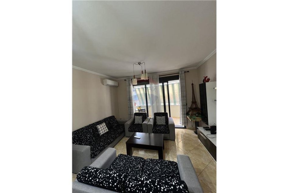 Tirane, jepet me qera apartament 2+1+Ballkon Kati 1, 100 m² 600 € (Komuna e Parisit)