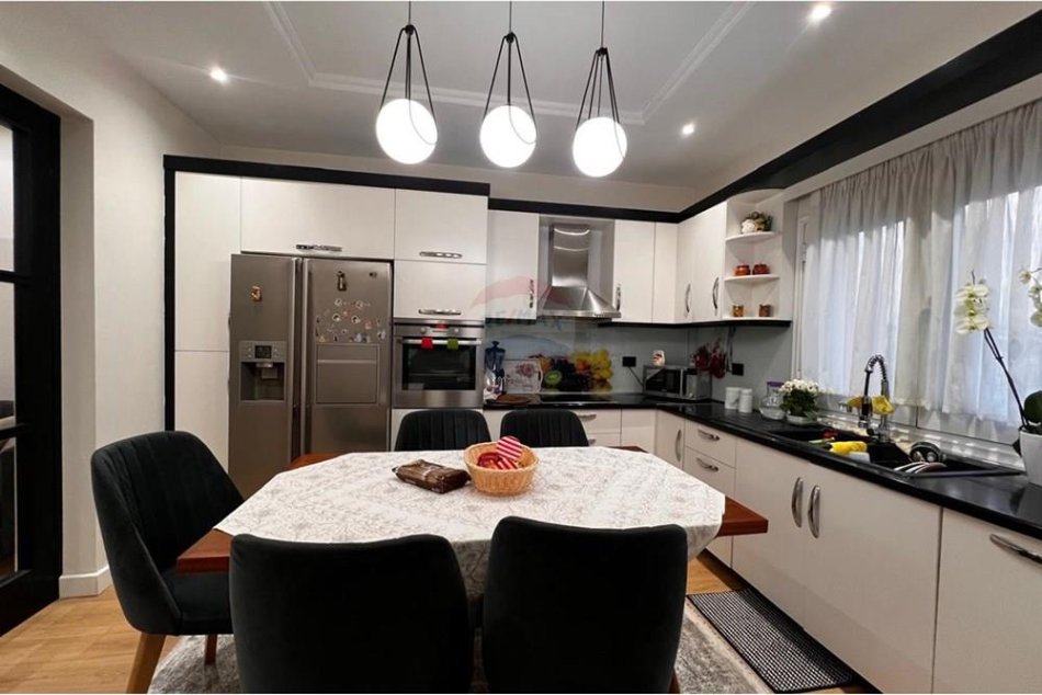 Tirane, shitet Vile 3 Katshe , 365 m² 350.000 € (Vile per shitje ne Vore!)