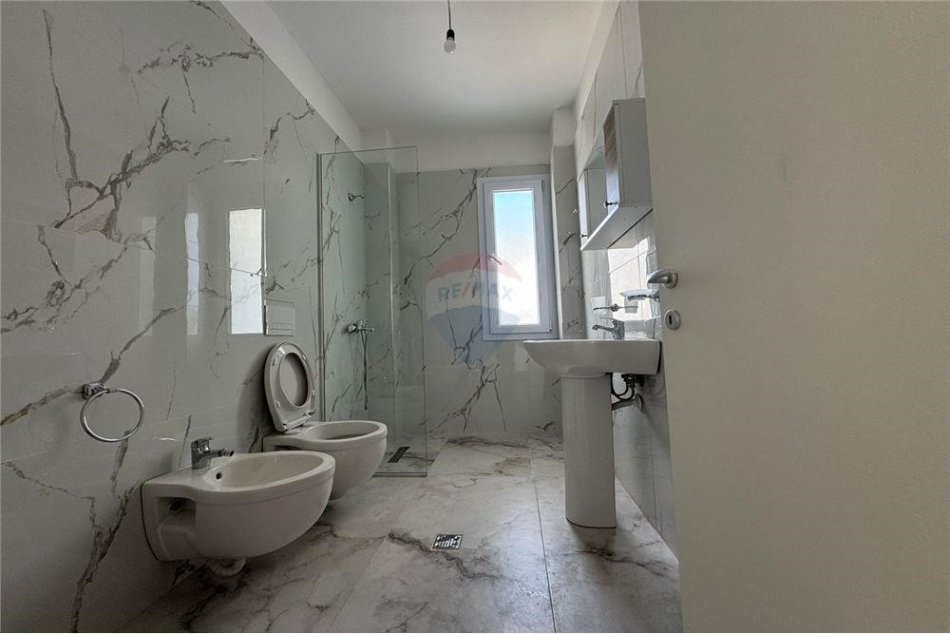 Tirane, jepet me qera apartament 2+1 Kati 2, 82 m² 390 € (Apartament për qira)