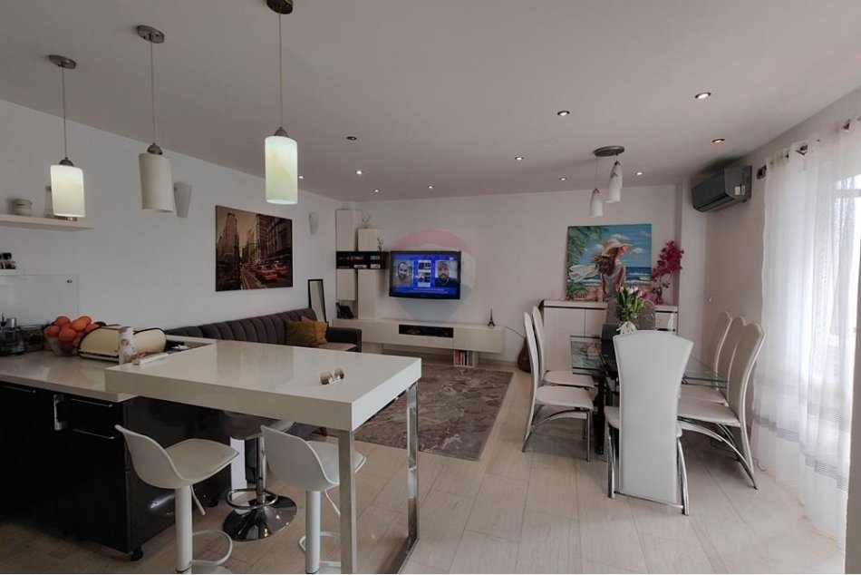 Tirane, jepet me qera apartament 2+1 Kati 9, 93 m² 800 € (Myslym Shyri)