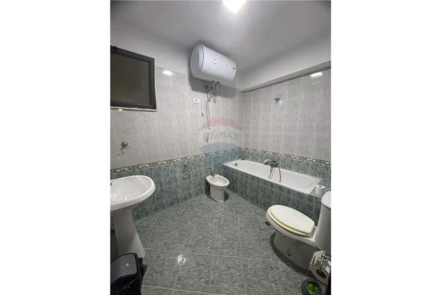 Tirane, jepet me qera zyre Kati 2, 131 m² 950 Euro (Rruga Perlat Rexhepi)