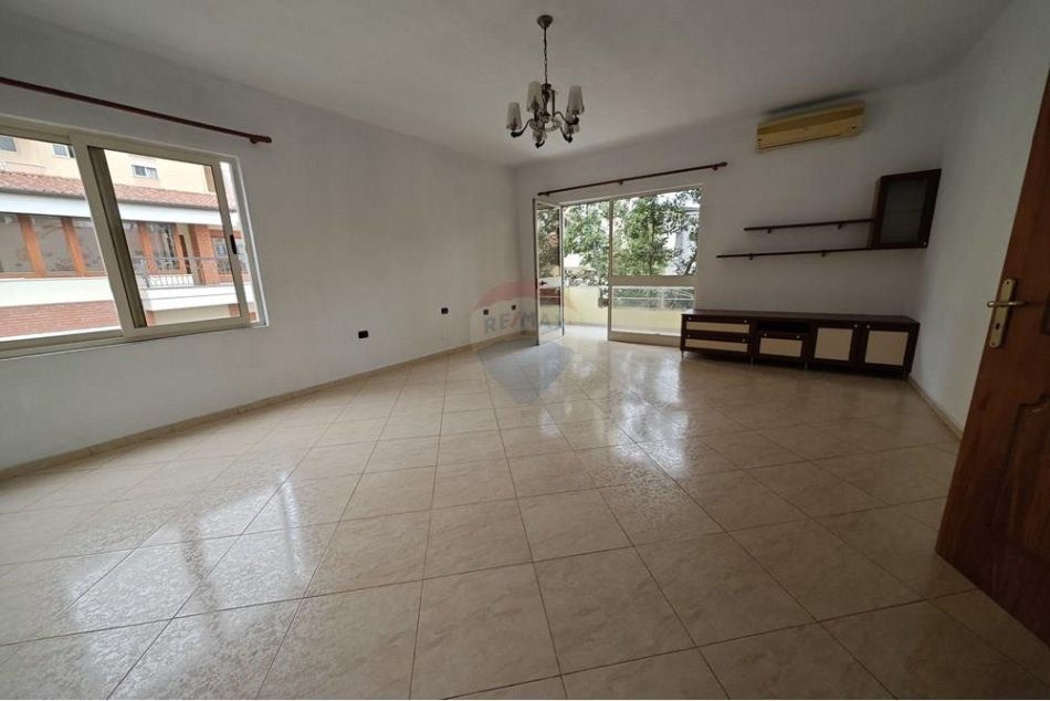 Tirane, jepet me qera zyre Kati 2, 169 m² 1.000 € (KOMUNA E PARISIT)