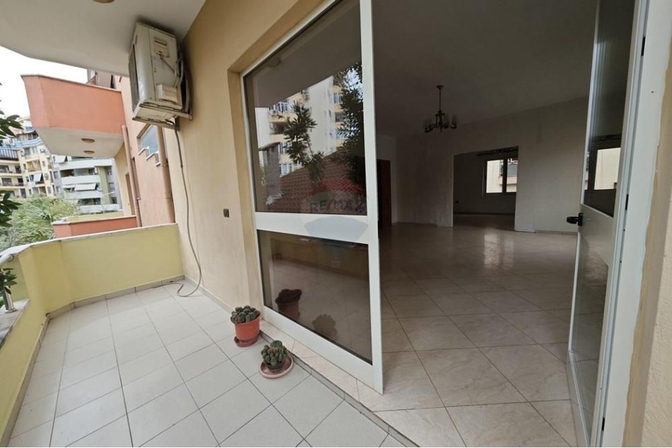 Tirane, jepet me qera zyre Kati 2, 169 m² 1.000 € (KOMUNA E PARISIT)