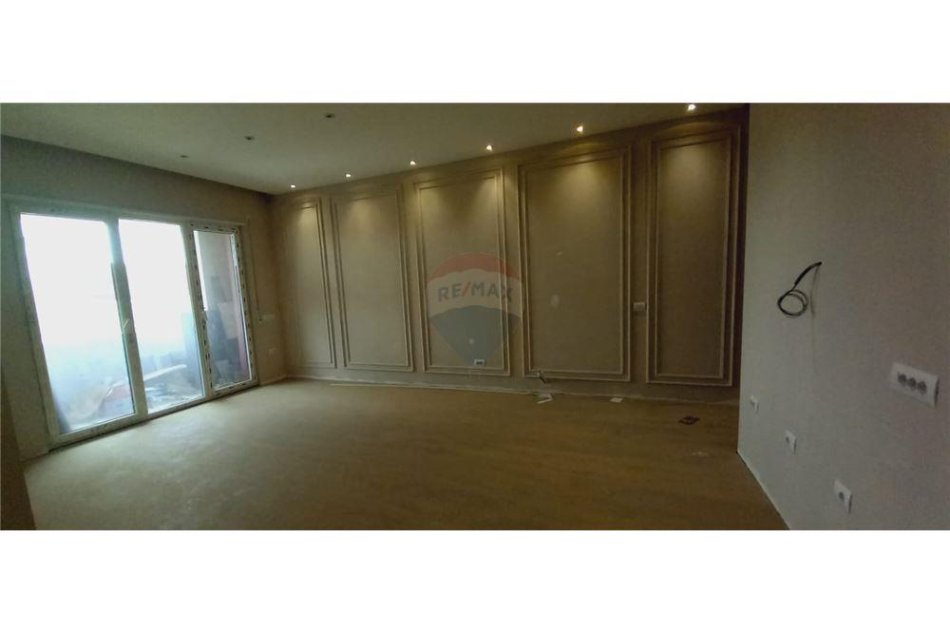 Tirane, jepet me qera zyre Kati 3, 110 m² 550 € (Jepet Ambjent Biznesi me Qira Kinostudio)