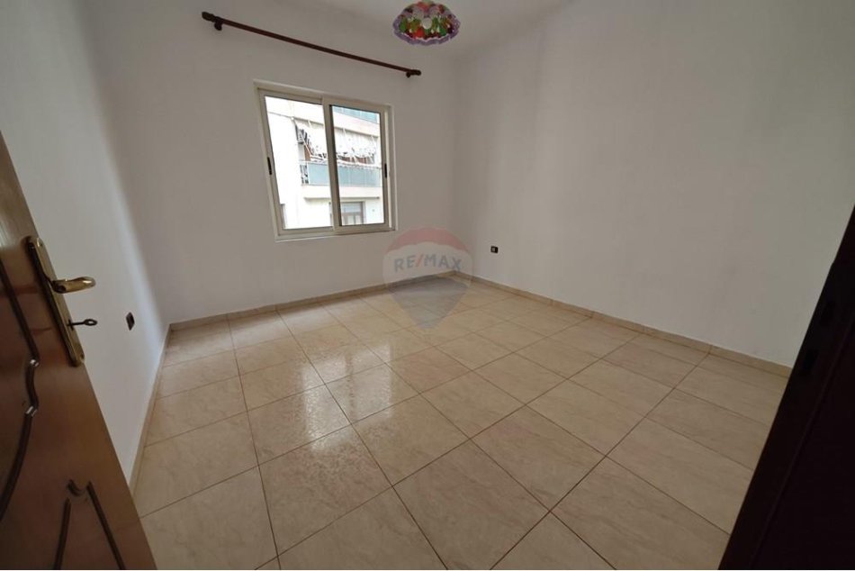 Tirane, jepet me qera zyre Kati 2, 169 m² 1.000 € (KOMUNA E PARISIT)