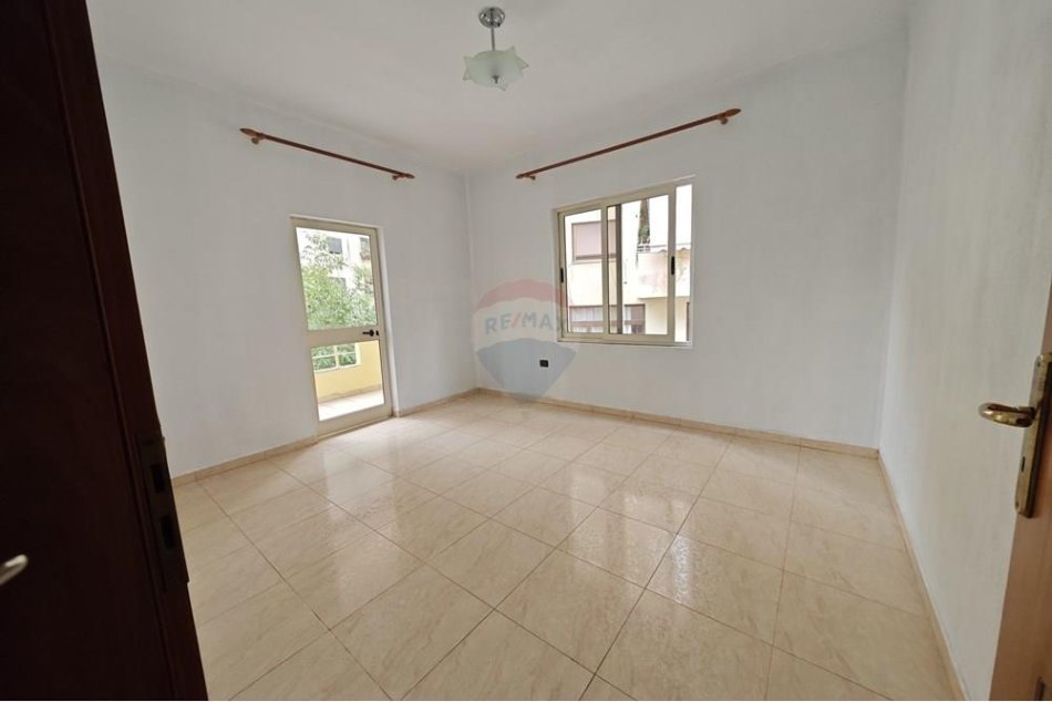 Tirane, jepet me qera zyre Kati 2, 169 m² 1.000 € (KOMUNA E PARISIT)