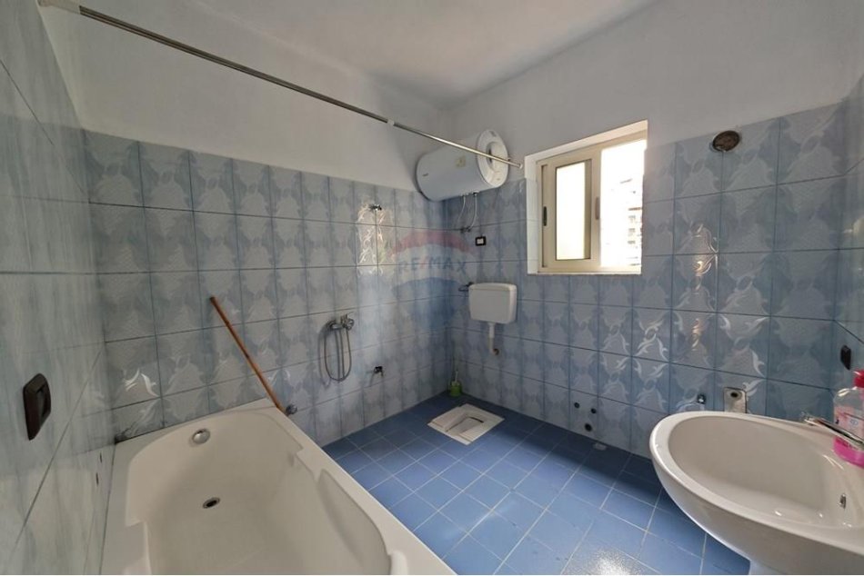 Tirane, jepet me qera zyre Kati 2, 169 m² 1.000 € (KOMUNA E PARISIT)