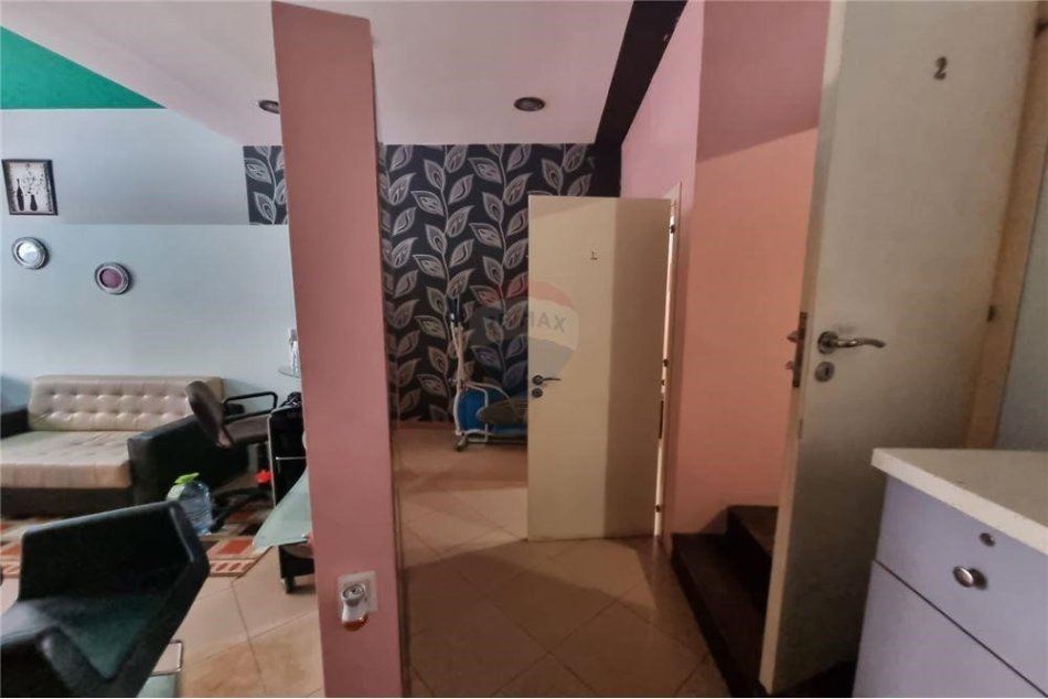 Tirane, shitet ambjent biznesi Kati 0, 70 m² 160.000 € (AMBIENT KOMERCIAL PER SHITJE TE KOMUNA E PARISIT!)