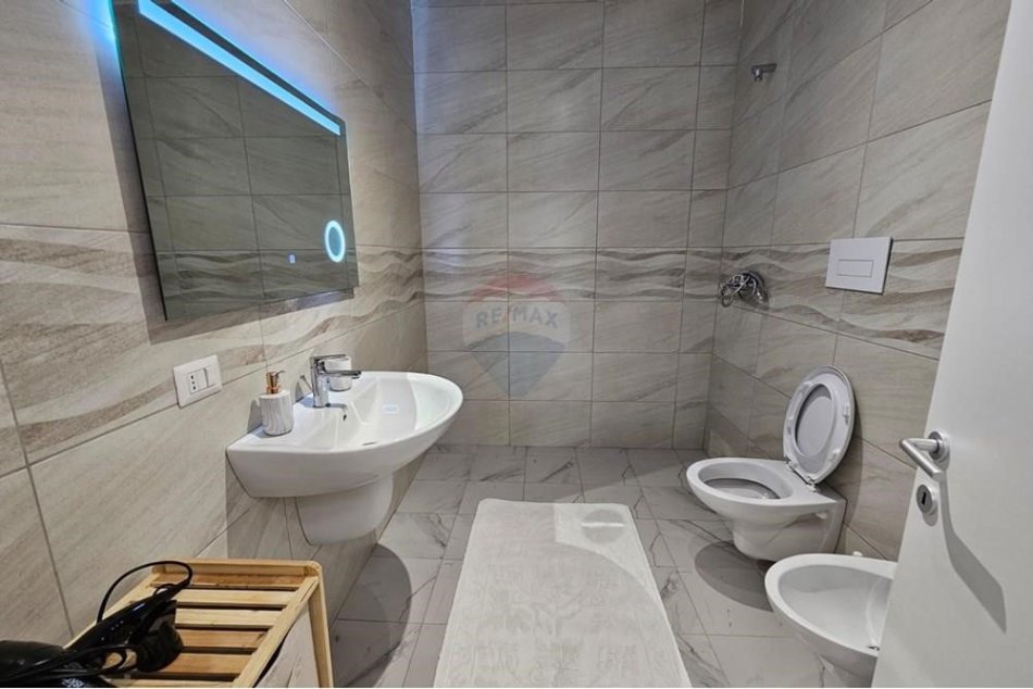 Tirane, jepet me qera apartament 2+1 Kati 2, 95 m² 600 € (Apartament 2+1 per qira tek Tower Bridge 3!)
