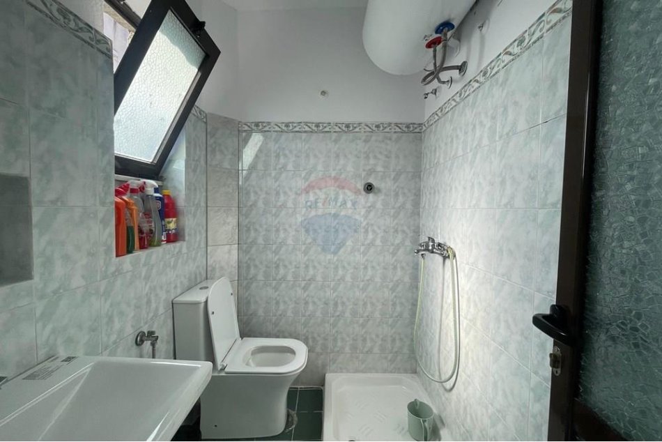 Tirane, jepet me qera apartament 1+1 Kati 2, 50 m² 450 € (Mozaiku - 21 Dhjetori)