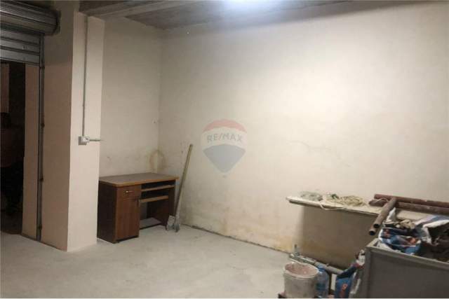 Vlore, shitet garazh Kati -1, 30 m² 16.000 Euro (Rruga Cajupi)