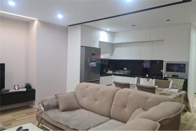 Tirane, jepet me qera apartament 3+1+BLK Kati 3, 107 m² 600 Euro (Astir)
