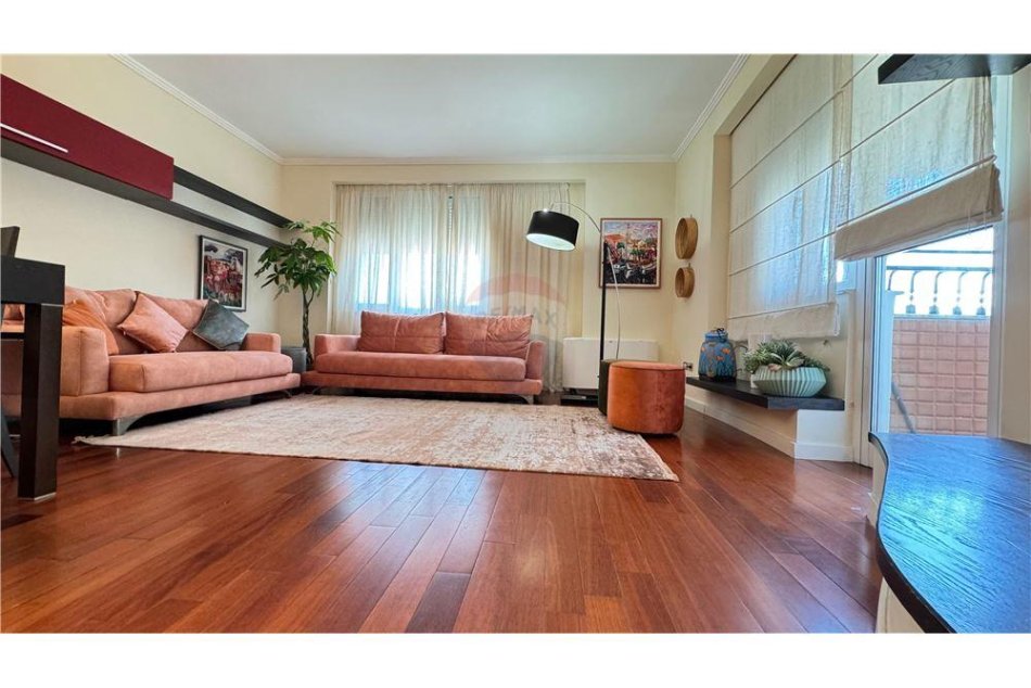 Tirane, jepet me qera apartament 2+1+Aneks+Ballkon, Kati 4, 120 m² 800 € (Ish Ekspozita)
