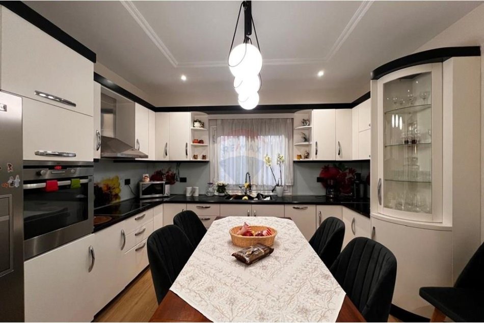 Tirane, shitet Vile 3 Katshe , 365 m² 350.000 € (Vile per shitje ne Vore!)