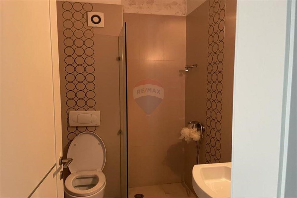 Tirane, jepet me qera apartament 2+1 Kati 3, 120 m² 800 € (Apartament 2+1+post parkimi me qira tek Selvia)