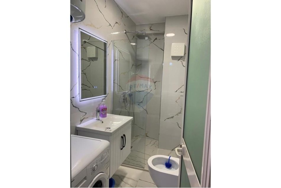 Tirane, jepet me qera apartament 1+1 Kati 5, 61 m² 600 € (Pazari i Ri - Rruga e Barrikadave,)