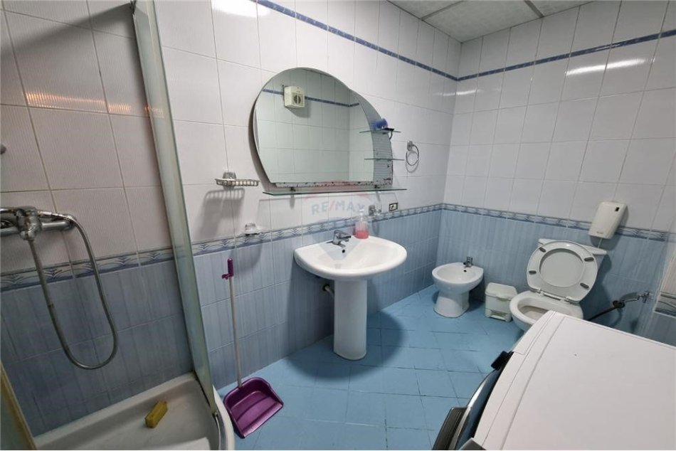 Tirane, jepet me qera apartament 3+1 Kati 4, 117 m² 750 € (APARTAMENT 3+1+2 PER QIRA TEK 21 DHJETORI!)