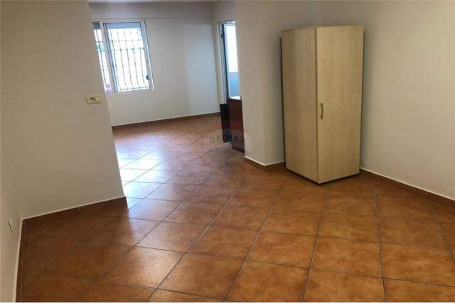Tirane, jepet me qera ambjent biznesi Kati 1, 84 m² 650 Euro (Sheshi Wilson)