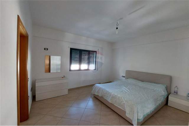 Vlore, jepet me qera apartament 2+1+A+BLK Kati 5, 140 m² 350 Euro (Rruga e Cipajve)