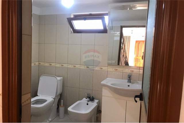Tirane, jepet me qera Vile 2+1+A+BLK Kati 2, 90 m² 300 Euro (Rr. Ali Demi)
