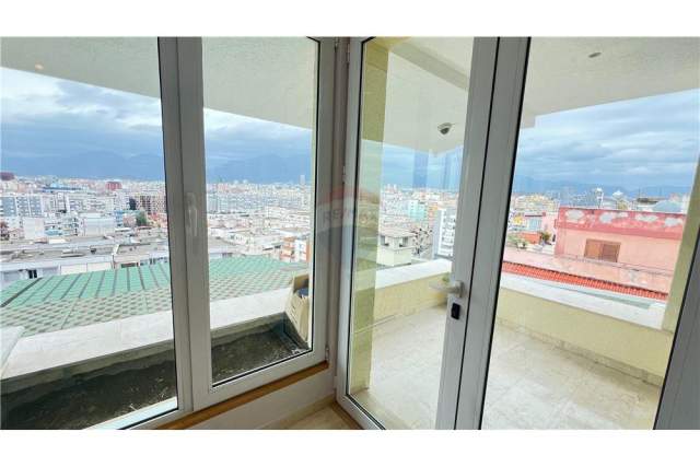 Tirane, jepet me qera apartament duplex 3+1+A+BLK Kati 7, 100 m² 1.500 Euro (komuna parisit)
