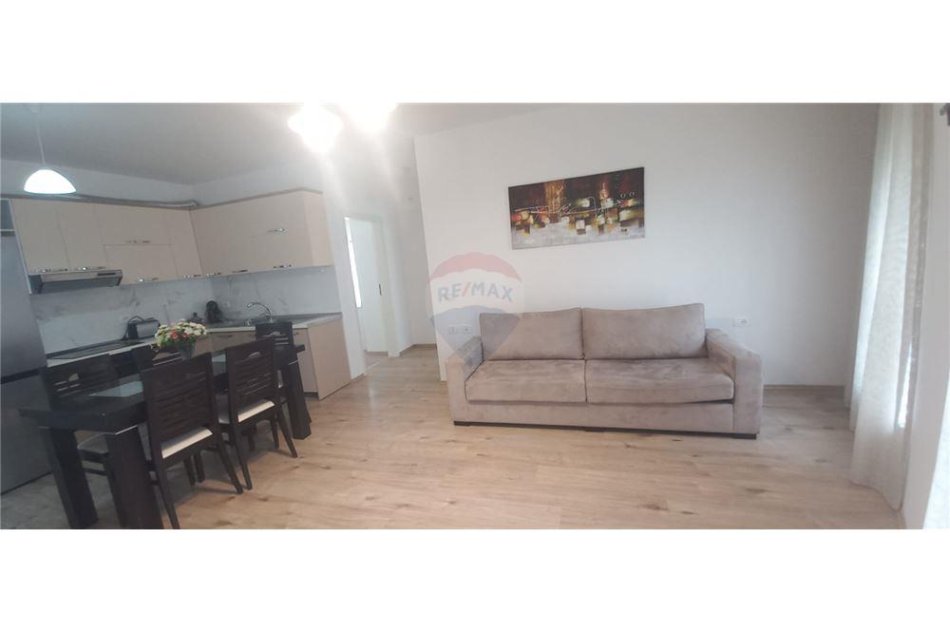Jepet Apartament me qira  2+1 i mobiluar tek 21 Dhjetori