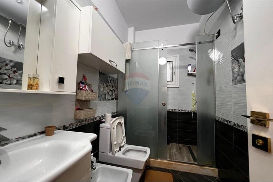 Tirane, shitet Vile 3 Katshe , 365 m² 350.000 € (Vile per shitje ne Vore!)