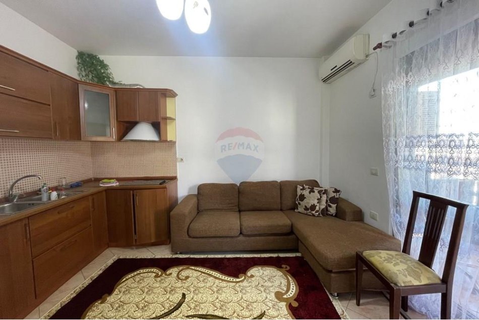 Tirane, jepet me qera apartament 1+1 Kati 4, 60 m² 300 € (Fresk, prane restorant freskut)