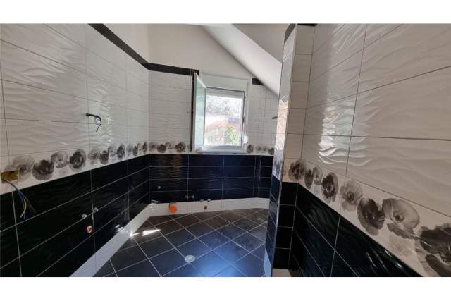 Vlore, shitet Vile 3 Katshe Kati 0, 390 m² 185.000 Euro (Rruga Dhimiter Konomi)