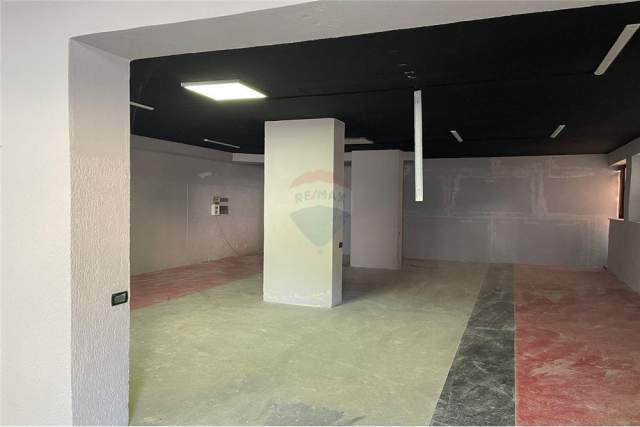 Tirane, shitet magazine Kati -1, 181 m² 900 Euro/m2 (Komuna  Parisit)
