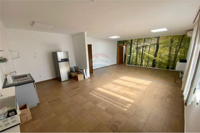Tirane, jepet me qera zyre Kati 9, 94 m² 400 Euro (Rruga e Barrikadave)