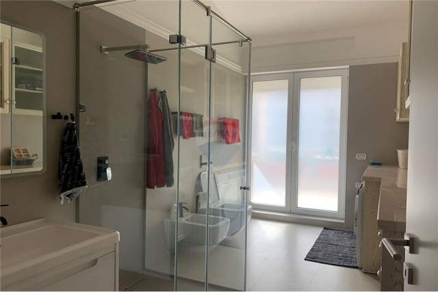Tirane, jepet me qera Penthouse 3+1 Kati 4, 1.500 Euro