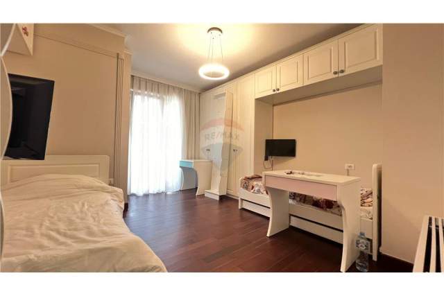 Tirane, jepet me qera apartament duplex 3+1+A+BLK Kati 7, 100 m² 1.500 Euro (komuna parisit)