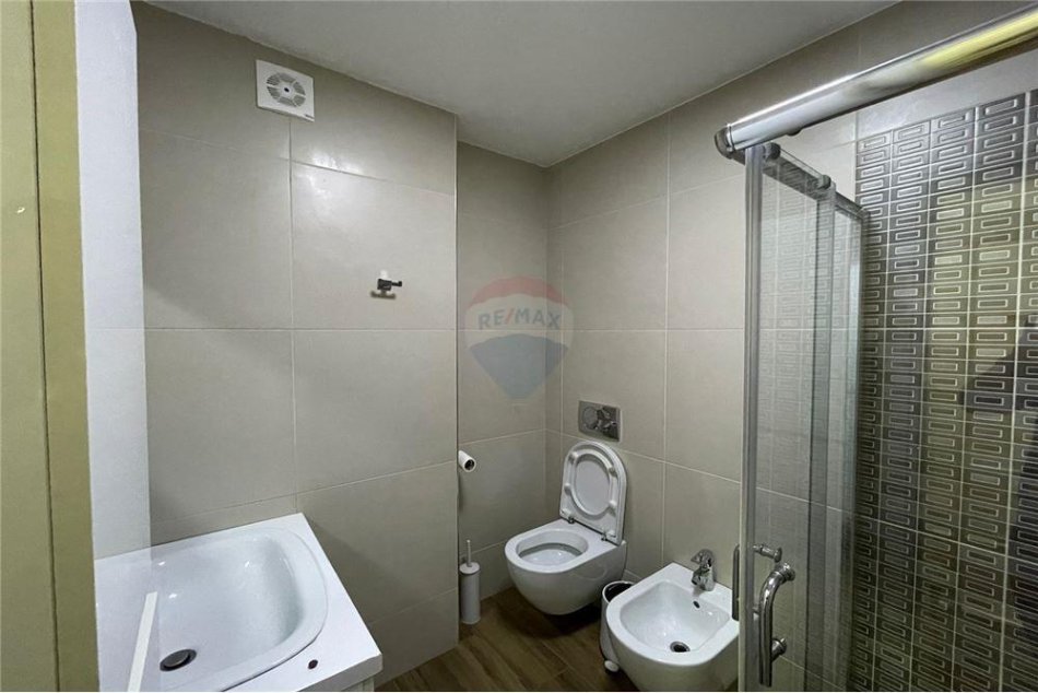 Tirane, jepet me qera 2+1 Kati 4, 90 m² 700 € (Komuna e Parisit)