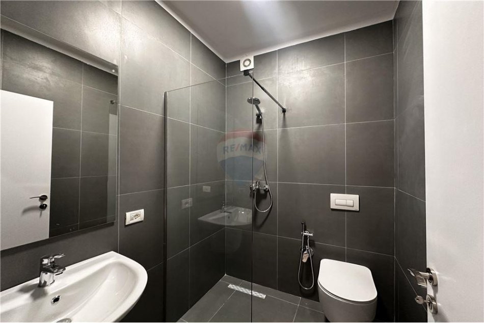 Shqiperi, jepet me qera 2+1+Ballkon Kati 3, 105 m² 800 € (Frosina Plaku)