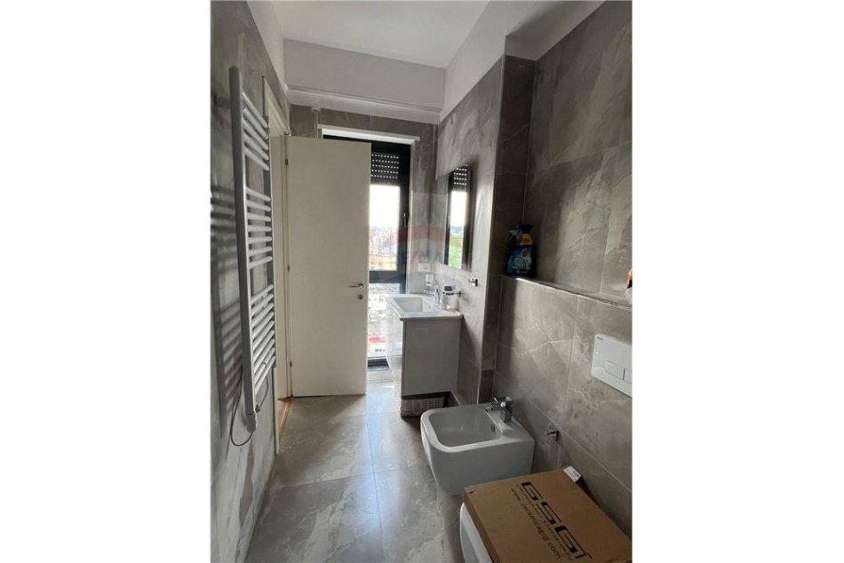 Tirane, jepet me qera apartament 2+1+Ballkon Kati 8, 105 m² 1.000 € (Rruga Myslym Shyri)