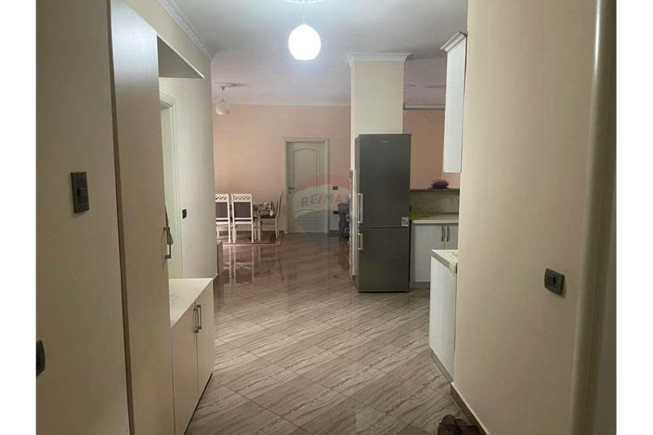 Tirane, jepet me qera apartament 2+1+Ballkon Kati 7, 100 m² 450 € (KTHESA E KAMZES)