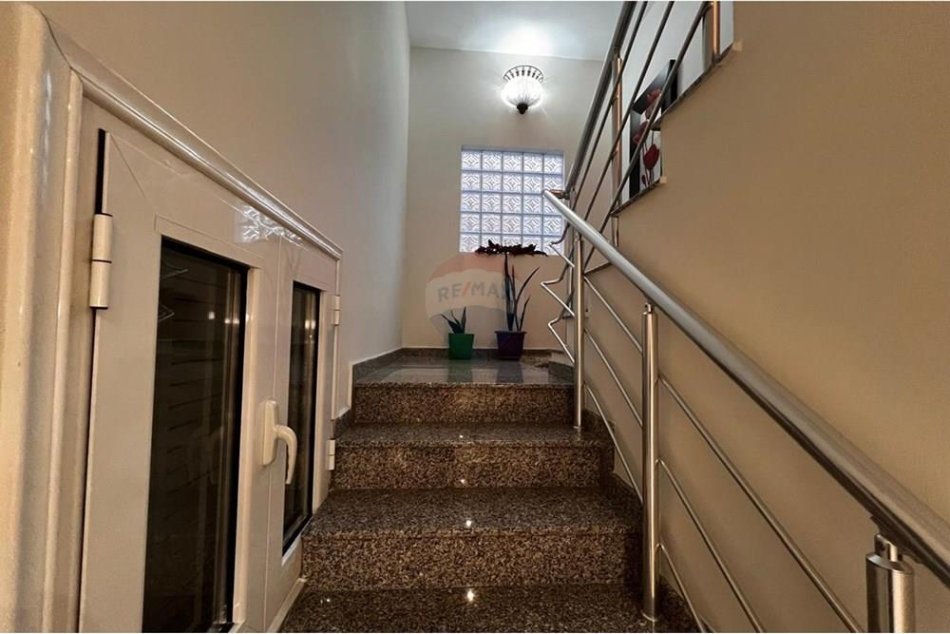 Tirane, shitet Vile 3 Katshe , 365 m² 350.000 € (Vile per shitje ne Vore!)