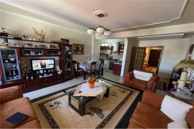 Tirane, shitet apartament 3+1 Kati 8, 165 m² 240.000 Euro (Rruga Petro Nini)