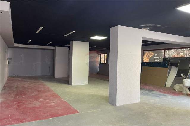 Tirane, shitet magazine Kati -1, 181 m² 900 Euro/m2 (Komuna  Parisit)