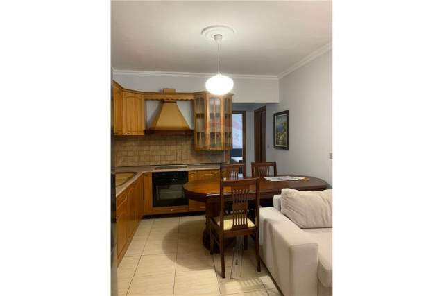 Tirane, jap me qera apartament 2+1 95 m² 450 Euro (Komuna Parisit)